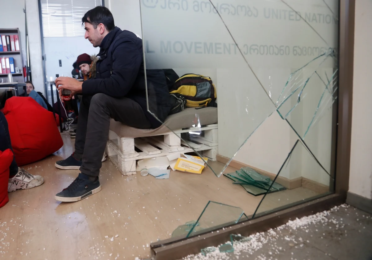 Gruzińska policja rano wkroczyła do siedziby największej partii opozycyjnej w kraju, Zjednoczonego Ruchu Narodowego, by zatrzymać jej lidera Nikę Melię. Doszło do starć z siłami bezpieczeństwa. Eksperci wskazują, że obecna sytuacja nie poprawi sytuacji Gruzji, która stara się o członkostwo w NATO. Polski MSZ zaapelował o powstrzymanie się od eskalacji sytuacji.