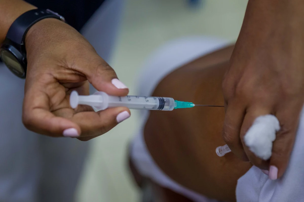 Iran opublikował wyniki wstępnych badań nad swoją szczepionką przeciw Covid-19: jak podała Al-Jazeera, preparat COVIran Barekat może mieć 90-procentową skuteczność.