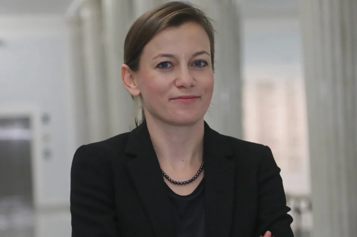 ​"Nie chcę brać udziału w teatrze, jaki robi się z wyboru jednego z najważniejszych urzędników w państwie" - ogłosiła Zuzanna Rudzińska-Bluszcz, która do niedawna kandydowała na stanowisko Rzecznika Praw Obywatelskich. Kandydatka wspierana przez kilka partii politycznych oraz liczne organizacje pozarządowe zrezygnowała ze starania się o urząd.