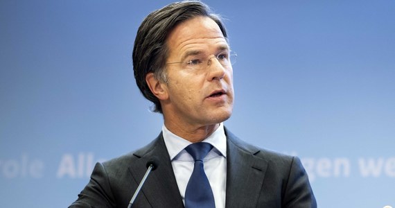 Podczas wtorkowej konferencji prasowej premier Holandii Mark Rutte i minister zdrowia Hugo De Jonge zapowiedzieli zniesienie części obowiązujących obecnie ograniczeń epidemicznych, m.in. otwarcie sklepów detalicznych. "Jesteśmy ciągle w trudnej fazie" - zaznaczył jednak szef rządu.