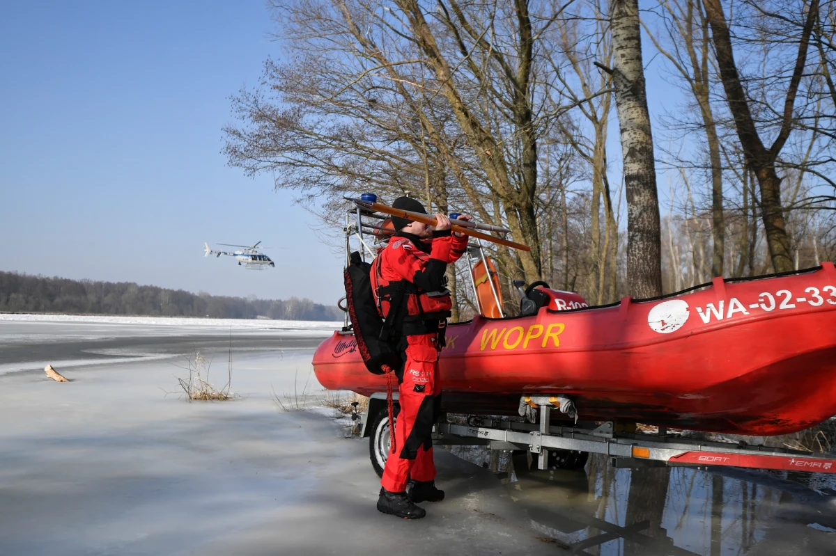 Czwartek jest kolejnym dniem akcji poszukiwawczej Jana Lityńskiego, który utonął w Narwi w Pułtusku podczas niedzielnego spaceru. Polityk rzucił się do rzeki, żeby ratować psa, pod którym załamał się lód na rzece. Utonął na oczach żony. Do tej pory udało się odnaleźć jedynie należący do Lityńskiego kaszkiet.  