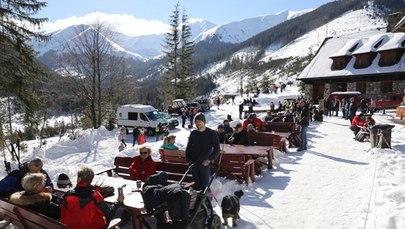 Tłumy turystów w Tatrach. "To efekt otwarcia hoteli i dobrej pogody"