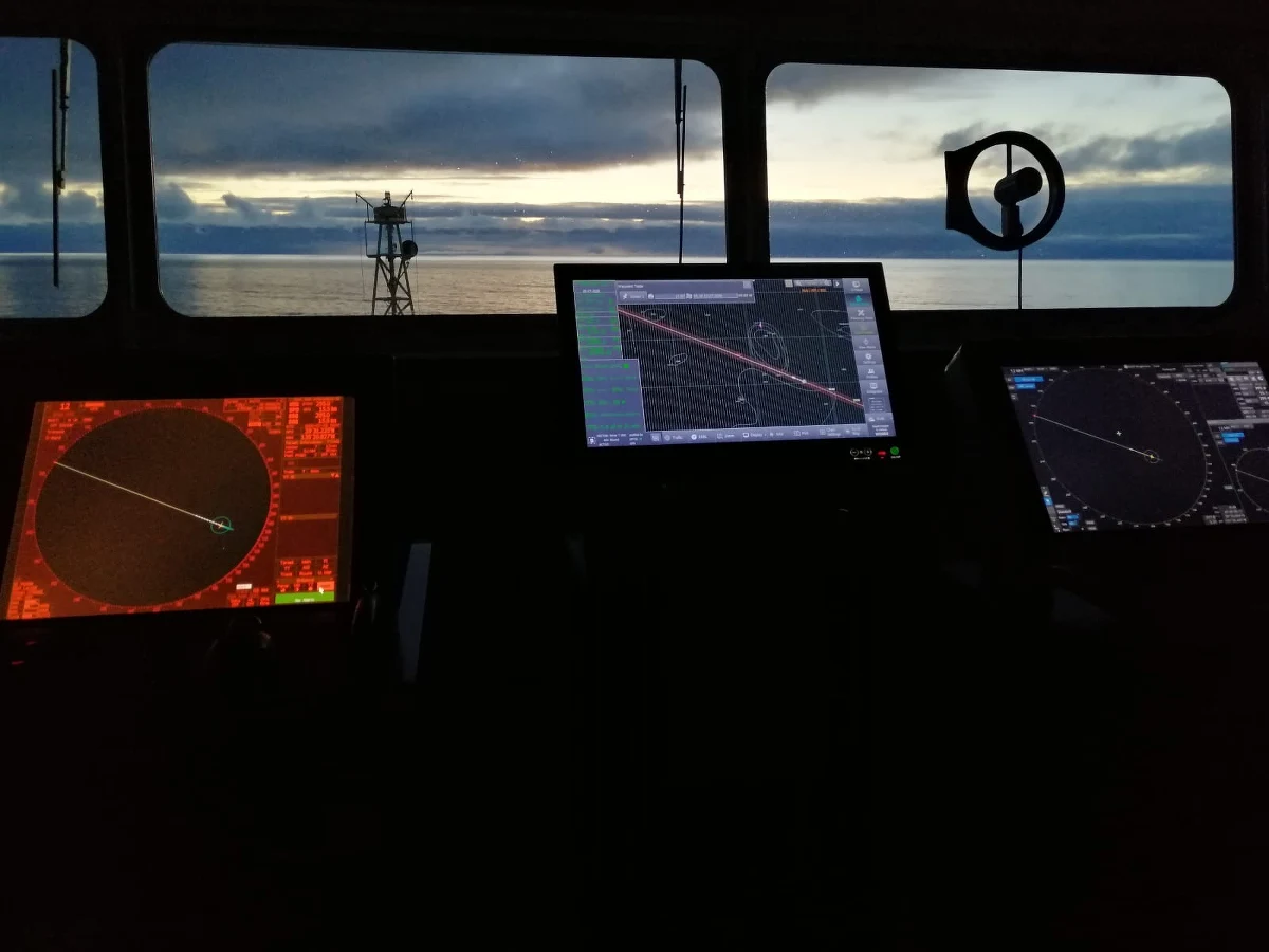 Kapitan Andrzej Lasota od roku i siedmiu miesięcy przebywa w meksykańskim więzieniu. Tamtejsi śledczy oskarżają go o dostarczenie na terytorium Meksyku znacznej ilości narkotyków. Chodzi o niezidentyfikowane pakunki, które załoga dowodzonego przez niego statku UBC Savannah znalazła na dnie ładowni, podczas rozładunku w porcie w Altamirze. Choć kpt. Lasota natychmiast kazał przerwać rozładunek i zawiadomił o sprawie miejscowe służby – śledczy twierdzą, że wiedział o przemycie. Grozi mu 10 lat więzienia. Czy naszemu rodakowi uda się udowodnić swoją niewinność? 