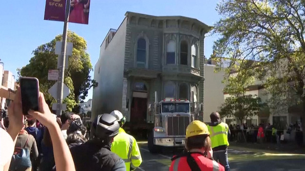 Dla takiego wydarzenia warto wstać wcześniej z łóżka. Pierwszy raz od 50 lat w San Francisco zorganizowano... przenosiny domu. Mowa tu o prawie stu czterdziestoletnim budynku w stylu wiktoriańskim. Budynki tego typu są jedną z wizytówek miasta. Operację podziwiały tłumy gapiów. Ludzie przyszli zobaczyć to "dziwaczne, ale fascynujące zjawisko". Każdy chciał przekonać się samemu, jak to jest, gdy zza rogu wyjeżdża olbrzymi, wiktoriański dom.