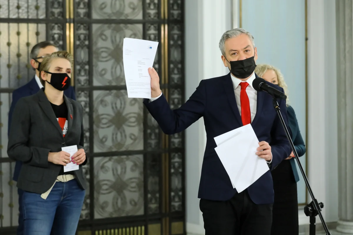 "​Zwracamy się do papieża Franciszka o udostępnienie akt spraw księdza Andrzeja Dymera, aby polska prokuratura otrzymała dokumenty bezpośrednio z Watykanu" - poinformował lider Wiosny, europoseł Robert Biedroń. Chodzi o sprawę przedstawioną m.in. w reportażu TVN 24 "Najdłuższy proces Kościoła". Podano tam, że ks. Andrzej Dymer ze Szczecina wykorzystywał seksualnie osoby nieletnie, a szczecińscy biskupi wiedzieli o tym od 1995 r.