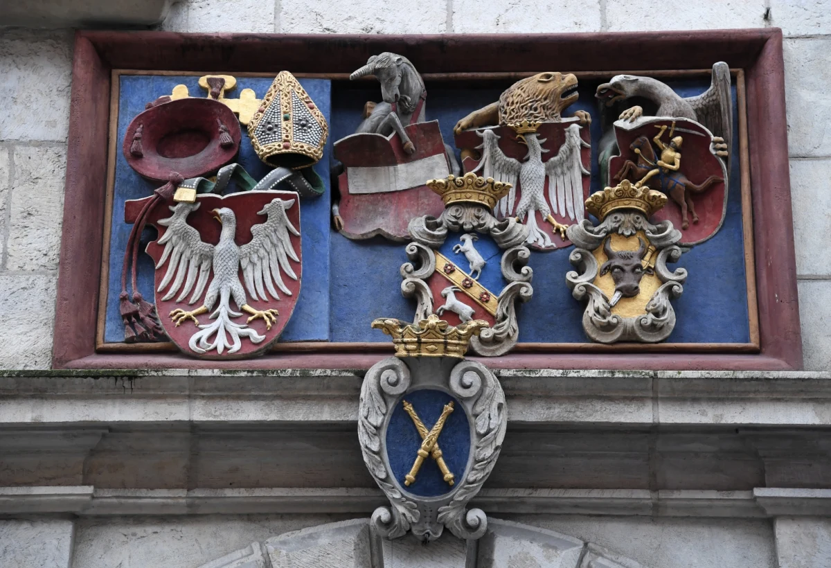 Senat Uniwersytetu Jagiellońskiego krytycznie odniósł się do trybu przygotowania wykazu czasopism naukowych i recenzowanych materiałów z konferencji międzynarodowych, przedstawionego przez MEiN. Według władz uczelni, zmiany zostały przyjęte w sposób nietransparentny i bez udziału ekspertów.