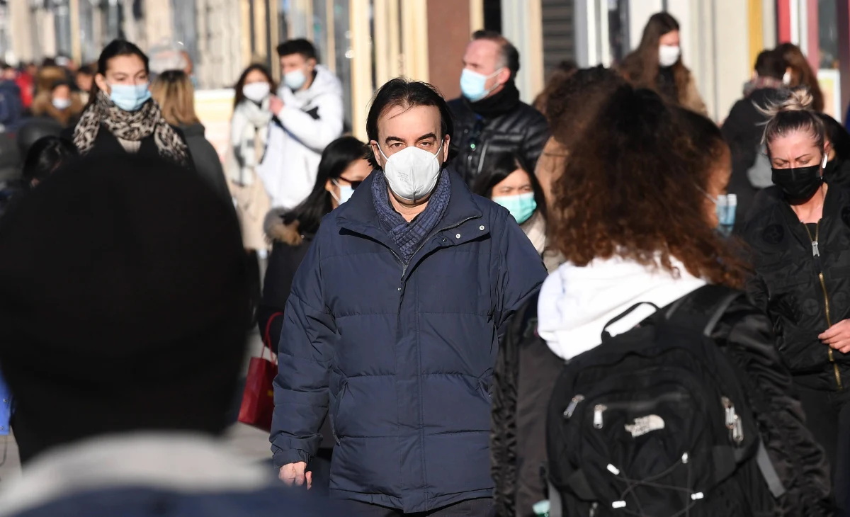 Przyłbica, chustka czy szalik nie wystarczą: od soboty 27 lutego w miejscach publicznych będziemy musieli zakrywać nos i usta maseczką. O tym nowym obostrzeniu poinformował na konferencji prasowej minister zdrowia Adam Niedzielski.