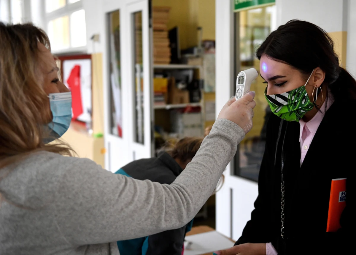Pogarsza się sytuacja epidemiczna w Polsce. We wtorek odnotowano już ponad 12 tys. nowych zakażeń koronawirusa. Najtrudniejsza sytuacja panuje na Warmii i Mazurach. Tam od soboty będą obowiązywały nowe obostrzenia. Prawdopodobnie, jak przekazał na konferencji prasowej minister zdrowia Adam Niedzielski, w tym województwie zostaną również przesunięte próbne matury. To jednak tylko jeden z wielu scenariuszy, które zakłada rząd. 