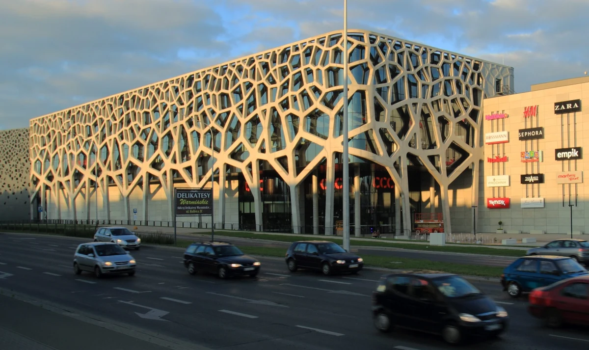 "Ponowne wprowadzenie lockdownu w galeriach handlowych to tragedia nie tylko dla właścicieli sklepów i galerii handlowych, ale też bardzo wielu innych branż" - powiedziała PAP regional marketing menager Galerii Warmińskiej i Aura Centrum Olsztyna Natalia Tur.