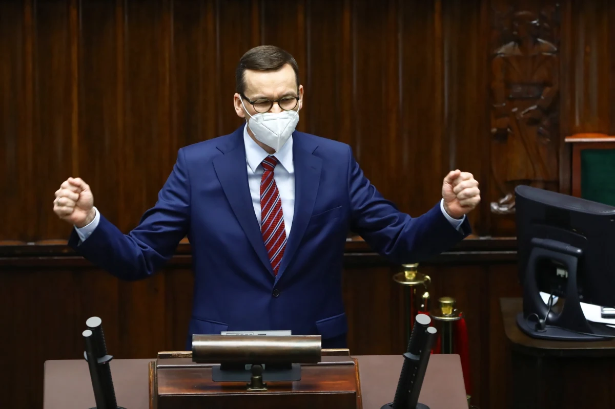 Ostre wystąpienie Mateusza Morawieckiego w Sejmie. Polski premier wypowiedział się m.in. na temat działaniach podjętych przez jego rząd, które miały na celu m.in. "uszczelnienie" systemu podatkowego. "W czasach rządów Zjednoczonej Prawicy obniżyliśmy VAT na kilkaset artykułów" - argumentował Morawiecki, dodając przy tym, że "poprzez pogonienie mafii VAT-owskich zasililiśmy w te środki polskie rodziny. W czasach Platformy Obywatelskiej bandyci w białych kołnierzykach, z teczką, kradli na potęgę podatek VAT". Opozycja z kolei określiła wystąpienie szefa rządu mianem kłamstw, popisu hasłami retorycznymi, a także polemiki z mediami. 