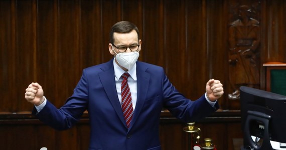 Ostre wystąpienie Mateusza Morawieckiego w Sejmie. Polski premier wypowiedział się m.in. na temat działaniach podjętych przez jego rząd, które miały na celu m.in. "uszczelnienie" systemu podatkowego. "W czasach rządów Zjednoczonej Prawicy obniżyliśmy VAT na kilkaset artykułów" - argumentował Morawiecki, dodając przy tym, że "poprzez pogonienie mafii VAT-owskich zasililiśmy w te środki polskie rodziny. W czasach Platformy Obywatelskiej bandyci w białych kołnierzykach, z teczką, kradli na potęgę podatek VAT". Opozycja z kolei określiła wystąpienie szefa rządu mianem kłamstw, popisu hasłami retorycznymi, a także polemiki z mediami. 