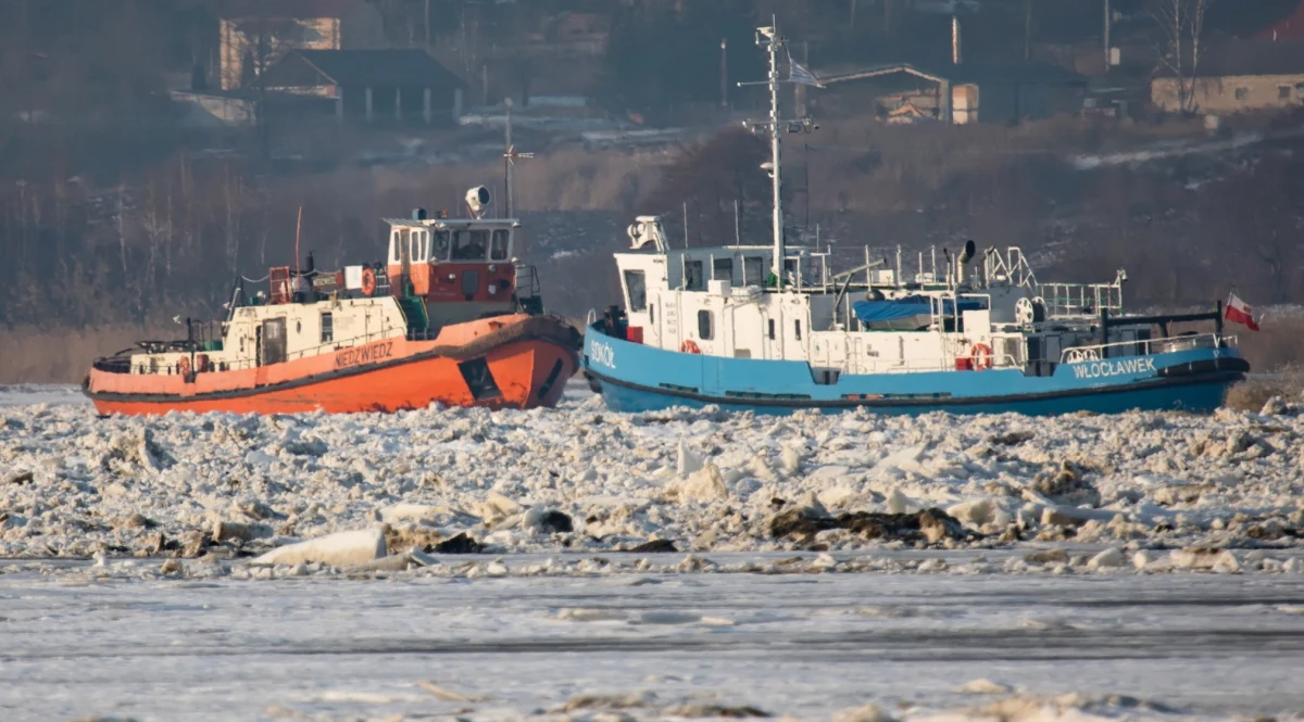 Wzrasta poziom Wisły w Wyszogrodzie, natomiast w Kępie Polskiej opada. W Płocku, gdzie w środę po południu dotarły lodołamacze, obserwowane są wahania poziomu rzeki. We wszystkich tych miejscach rzeka przekracza nadal stany alarmu. Przed zalaniem zabezpieczono w Wyszogrodzie część budynków.