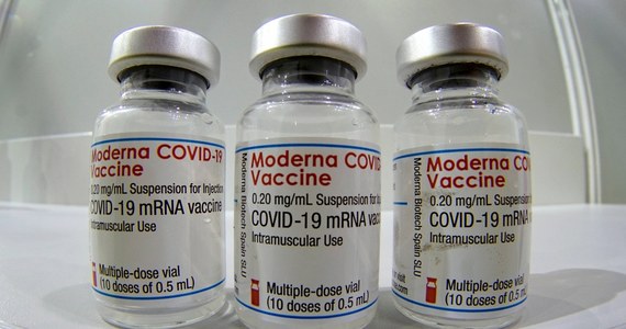 Szczepionka firmy Moderna została zmodyfikowana pod kątem skuteczności przeciw południowoafrykańskiemu wariant wirusa. Koncern deklaruje gotowość do tstów na ludziach. Amerykańska Agencja Leków obiecuje, że wprowadzanie modyfikacji do preparatów nie będzie wiązało się z powtarzaniem całego procesu autoryzacji. 
