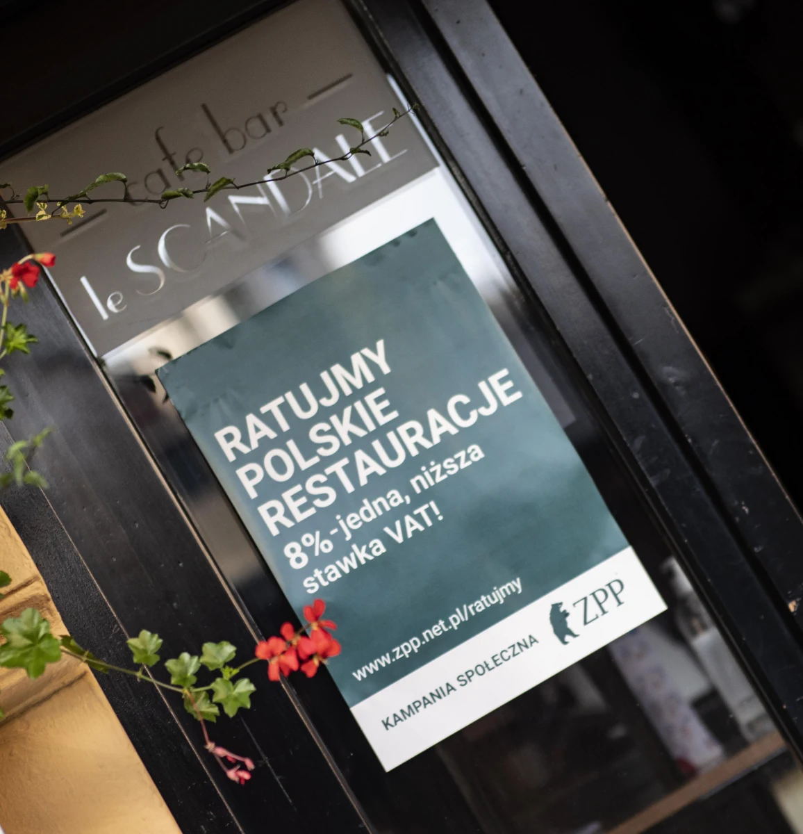 Regionalizacja ograniczeń epidemicznych wymaga przejrzystych algorytmów podejmowania decyzji w tym zakresie - ocenia Związek Przedsiębiorców i Pracodawców. ZPP apeluje o stworzenie "racjonalnego i przewidywalnego" planu wprowadzania bądź zdejmowania obostrzeń. Minister zdrowia Adam Niedzielski zapowiedział w środę przywrócenie od 27 lutego niektórych obostrzeń na terenie województwa warmińsko-mazurskiego. Chodzi m.in. o zamknięcie galerii handlowych, teatrów i kin oraz powrót najmłodszych do nauczania zdalnego.