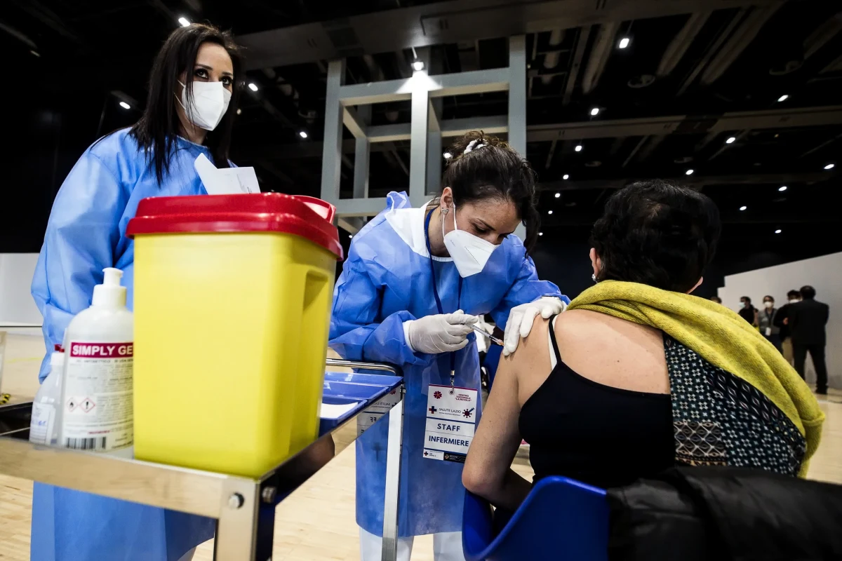 ​Pięć kilometrów przeszła 86-latka z południa Włoch, by zaszczepić się przeciwko koronawirusowi. Seniorka, która stała się bohaterką w swoich stronach, wyjaśniła, że ruszyła na piechotę do punktu szczepień, bo uciekł jej autobus.