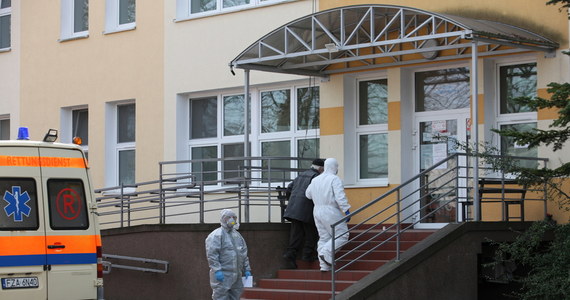 W Polsce w środę 4 marca 2020 roku odnotowano pierwszy przypadek zarażenia koronawirusem – dziś mija dokładnie rok.  "W nocy otrzymaliśmy dodani wynik pierwszego pacjenta, który ma koronawirusa w Polsce" - przekazał ówczesny minister zdrowia Łukasz Szumowski. Tzw. pacjent zero przyjechał z Niemiec i hospitalizowany był w Zielonej Górze. 17 marca zeszłego roku szpital poinformował, że pacjent szczęśliwie wyzdrowiał.