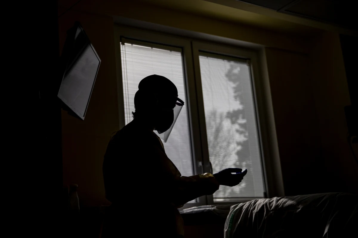 Dziś mamy 12 142 nowych potwierdzonych przypadków zakażeń koronawirusem -  poinformował podczas Porannej rozmowy w RMF FM minister zdrowia Adam Niedzielski. "Liczba praktycznie identyczna jak wczoraj. To oznacza przyrost o 3 tysiące przypadków w porównaniu do zeszłego tygodnia" – skomentował Niedzielski. Jak informuje resort zdrowia, w ciągu ostatniej doby po zachorowaniu na Covid-19 zmarło 286 osób.