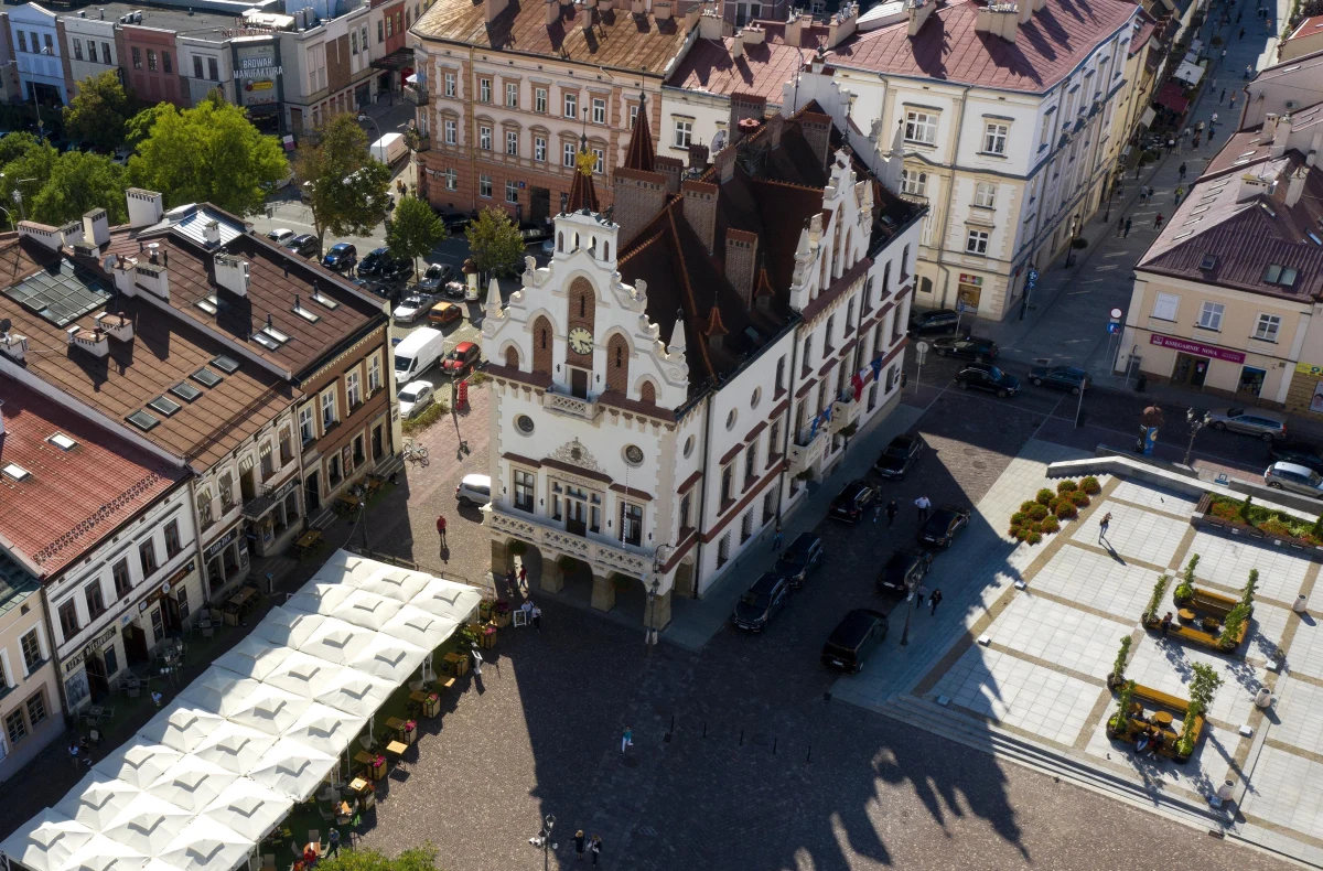 Premier Mateusz Morawiecki wyznaczył do pełnienia funkcji prezydenta miasta Rzeszowa Marka Bajdaka. Nominacja została przekazana wojewodzie Ewie Leniart i dziś zostanie wręczona. Bajdak zastąpi na tym stanowisku Tadeusza Ferenca, który zrezygnował ze względów zdrowotnych. 