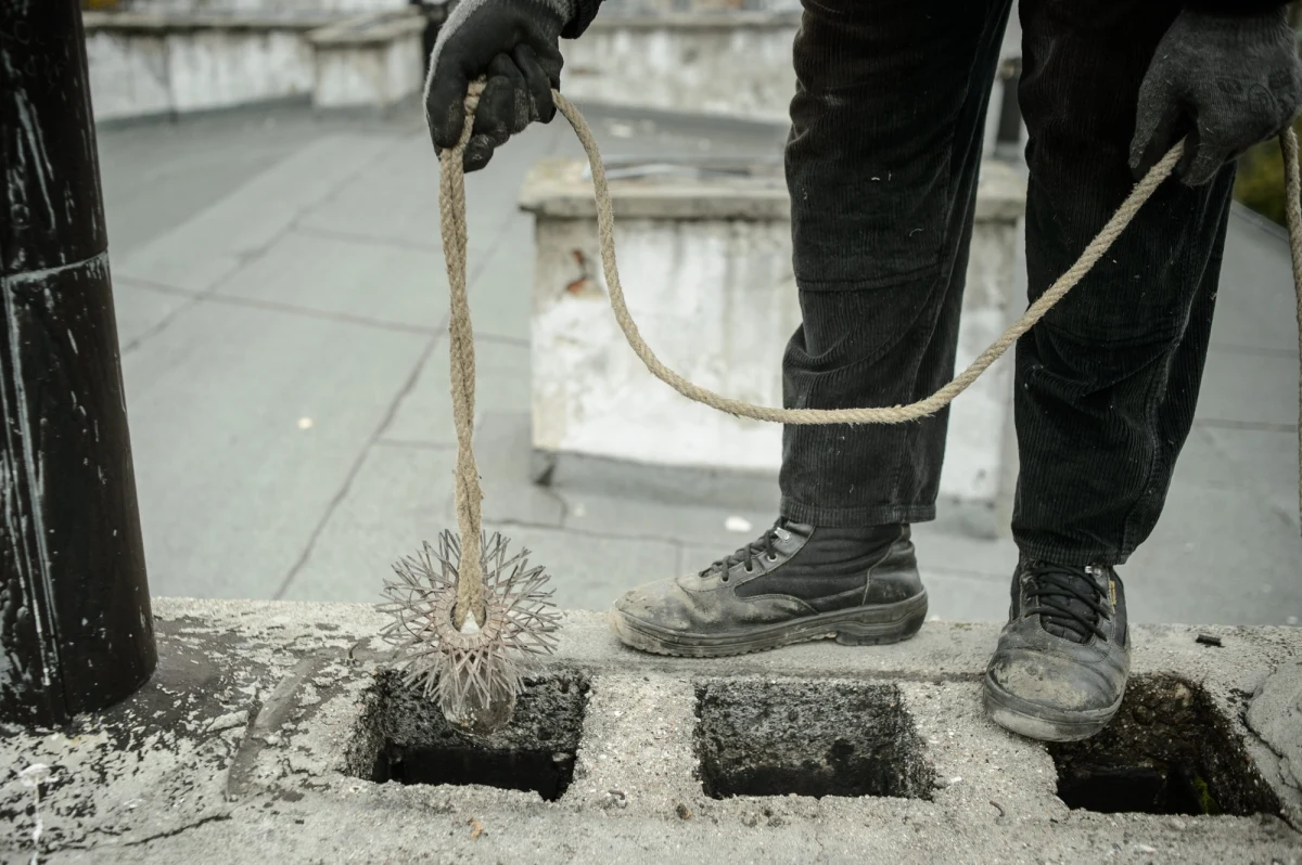 Niecodzienne oskarżenie w Myszkowie w Śląskiem. Przed sądem stanie tam kominiarz, który będzie odpowiadał za nieumyślne spowodowanie śmierci. Ofiara to palacz, który w kotłowni śmiertelnie zatruł się czadem. Prokuratura przesłała do sądu akt oskarżenia w tej sprawie. 