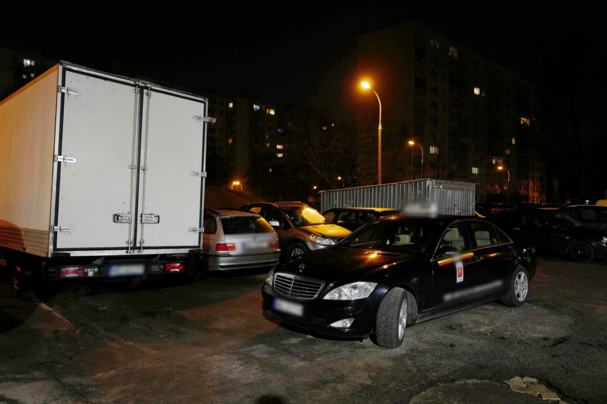 Warszawscy policjanci wyjaśniają okoliczności napadu na 56-letniego taksówkarza. Nożem i paralizatorem miał go zaatakować 18-latek. Ranny trafił do szpitala. Policja zatrzymała napastnika.