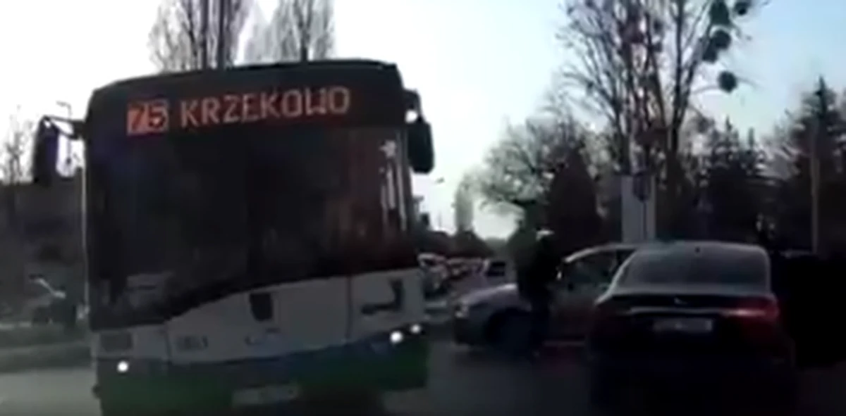 Szczecińska policja poszukuje świadków i uczestników zdarzenia nagranego zamontowaną w aucie kamerą i umieszczonego w internecie. Na filmie widać, jak 3 mężczyzn z ciemnego jaguara wyładowuje agresję na aucie, które blokowało im zjazd z ronda. 