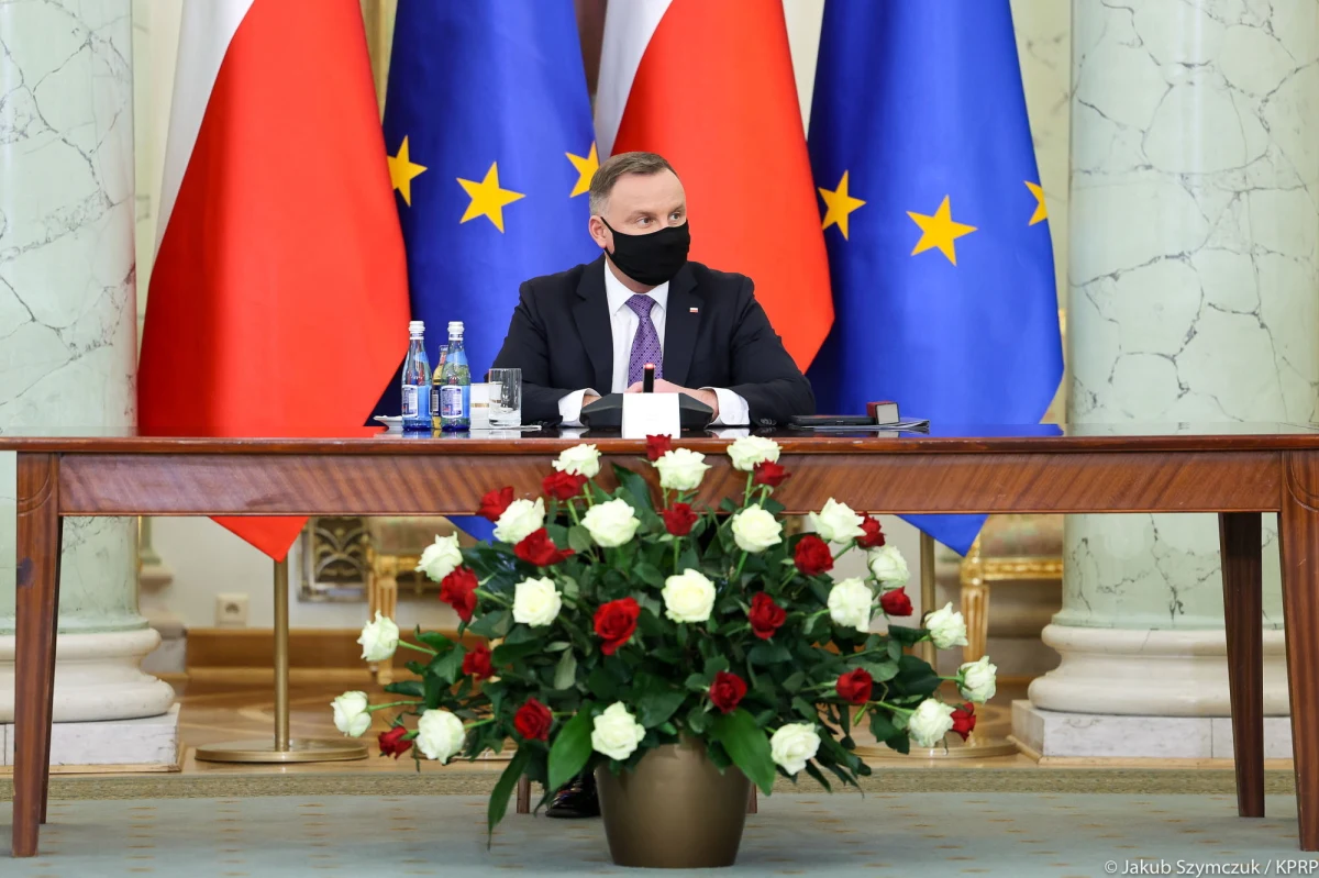 Sejm uchwalił dziś nowelizację ustawy o Sądzie Najwyższym. Niepozorny projekt Andrzeja Dudy przewiduje między innymi wydłużenie o dwa lata czasu na składanie skargi nadzwyczajnej. Dodatkowa możliwość wzruszenia niesprawiedliwych prawomocnych orzeczeń w dobie pandemii, budzi niemal powszechny entuzjazm. Z taką propozycją wystąpił również Senat. Jednak szlachetny pomysł w projekcie Andrzeja Dudy to przykrywka dla daleko idących zmian, wpływających na funkcjonowanie Sądu Najwyższego.