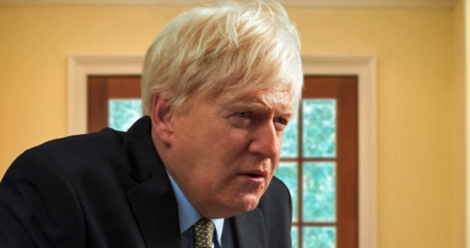 W sierpniu 2022 roku na antenie stacji Sky zadebiutuje pięcioodcinkowy serial "This Sceptred Isle". Jego twórcą jest Michael Winterbottom ("Aleja snajperów", "Cena odwagi"). Fabuła produkcji dotyczyć będzie pierwszych dni po wybuchu pandemii COVID-19 i wydarzeń, jakie rozegrały się wtedy w Wielkiej Brytanii. Premiera Anglii Borisa Johnsona zagra Kenneth Branagh.
