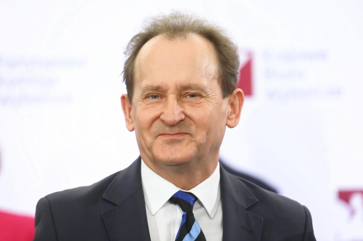 „Jeśli okaże się, że będziemy mieli do czynienia ze spadkiem zachorowań wśród Polaków, wtedy plan jest taki, aby spróbować uruchomić uczelnie, ale dopiero w trakcie letniej sesji” – powiedział w Popołudniowej rozmowie w RMF FM Włodzimierz Bernacki. „Obecnie sytuacja pandemiczna jest fatalna” – przyznał jednak senator Prawa i Sprawiedliwości, a także wiceminister edukacji i nauki. 