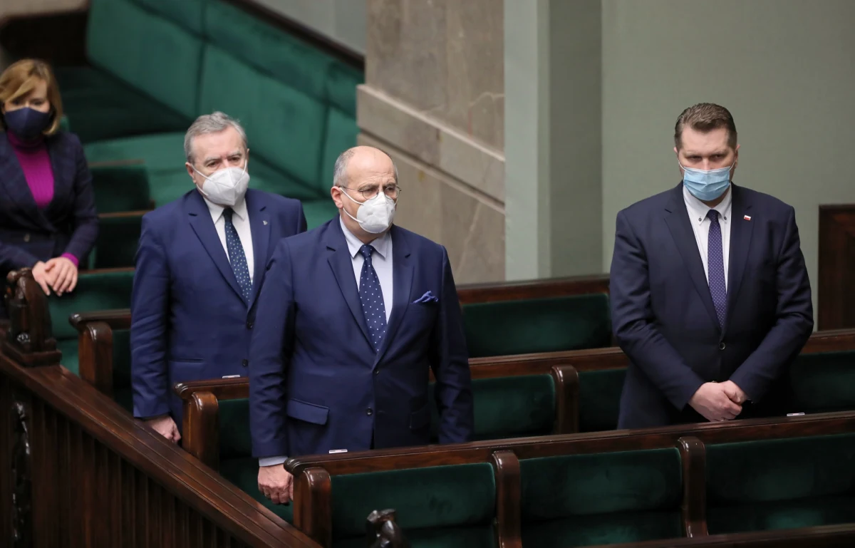 ​PiS przegrywa w sejmowym głosowaniu. Opozycja oraz Solidarna Polska (należąca do rządzącej Zjednoczonej Prawicy) przegłosowały wniosek o uzupełnienie porządku obrad o informację wicepremiera i ministra kultury Piotra Glińskiego na temat procedury wspierania artystów w ramach Funduszu Wsparcia Kultury.