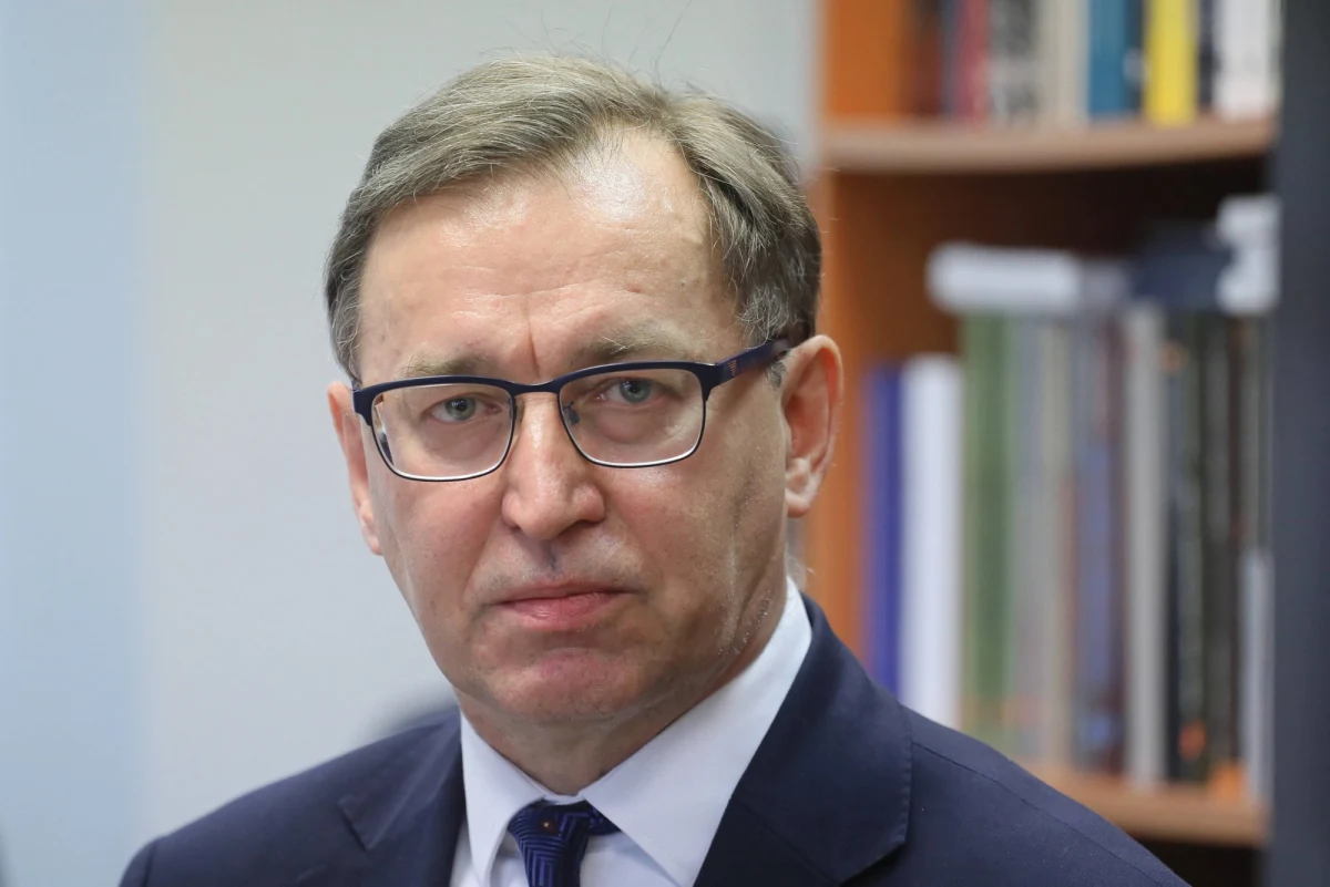 Rozwiązanie umowy o pracę z Tomaszem Greniuchem kilka dni po zaangażowaniu IPN w jego zaciętą obronę to jedna z największych kompromitacji prezesa Jarosława Szarka. Prezes Instytutu jak na historyka nie dość uważnie zgłębił znaczenie słów Winstona Churchilla: "Wybrał hańbę, a wojnę będzie miał i tak".