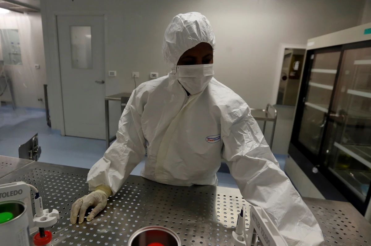 Koncern farmaceutyczny AstraZeneca potwierdza, że dostarczy mniej szczepionek do UE w pierwszym kwartale tego roku niż wynika to z umowy. "Niestety, wydajność naszych fabryk jest mniejsza niż się spodziewaliśmy" - oświadczył podczas wideokonferencji szef firmy Pascal Soriot.