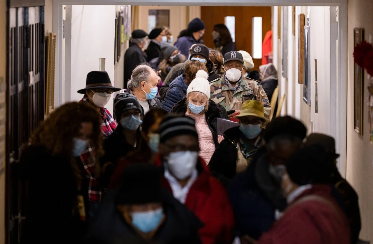 Dwa pracujące niezależnie od siebie zespoły naukowców z Uniwersytetu Columbia w Nowym Jorku powiadomiły o odkryciu nowego wariantu koronawirusa. Za niepokojące uznano, że nie chroni przed nim system immunologiczny organizmu ani antyciała.