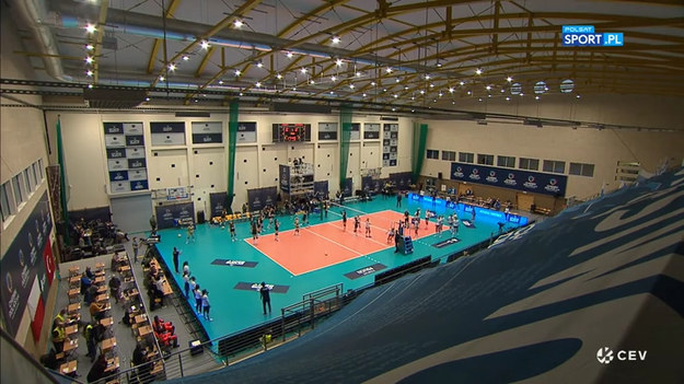 Mistrzynie Polski, siatkarki Grupy Azoty Chemika Police zdecydowanie uległy najlepszej drużynie Turcji VakifBank Stambuł 0:3 (9:25, 15:25, 20:25) w ćwierćfinale Ligi Mistrzyń. Rewanż 4 marca.