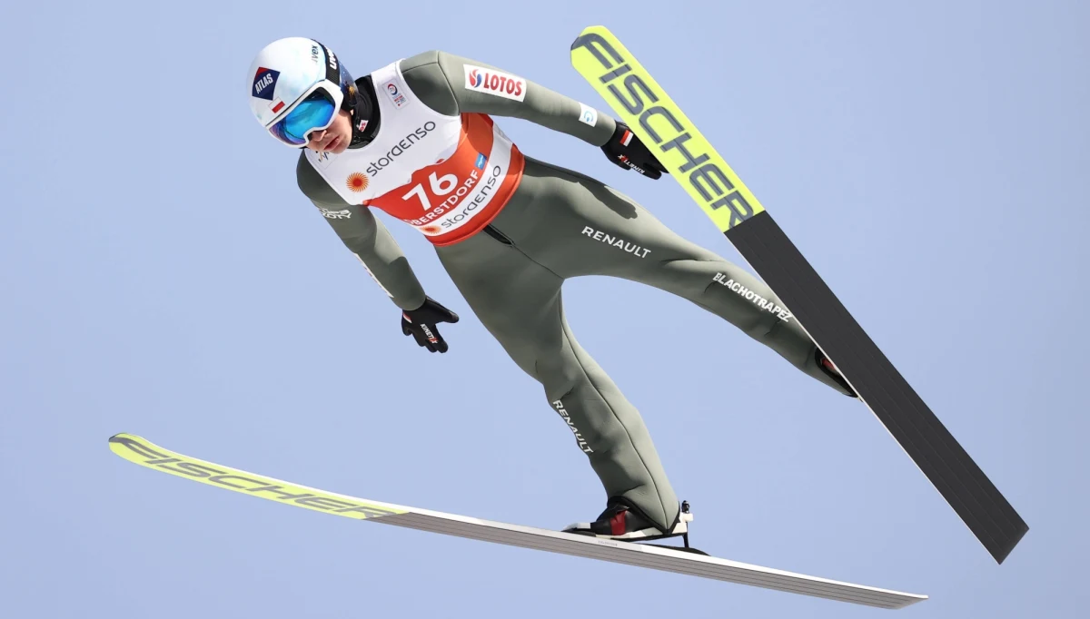 Kamil Stoch, Dawid Kubacki, Piotr Żyła, Andrzej Stękała i Kamil Murańka wystąpią w piątkowych kwalifikacjach do konkursu mistrzostw świata na normalnej skoczni w Oberstdorfie. W czwartek trzech pierwszych nie uczestniczyło w treningach, w których najlepszy był Norweg Halvor Egner Granerud.