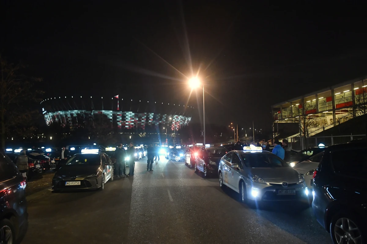 W czwartek późnym wieczorem odbyła się w stolicy manifestacja solidarnościowa taksówkarzy, którzy zebrali się na błoniach Stadionu Narodowego. Wydarzenie związane jest z środowym atakiem na taksówkarza, którego nożem zranił 18-latek.