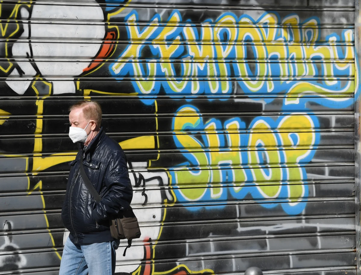 Maseczki pomogły obniżyć tempo transmisji koronawirusa podczas pierwszej fali pandemii we Włoszech. Piszą o tym na łamach czasopisma "Infectious Diseases" naukowcy z Department of Information Engineering of the University of Padova. Modele matematyczne pokazują, że dystrybucja darmowych maseczek i nakaz ich stosowania obniżyły wiosną 2020 roku liczbę przypadków zachorowań we Włoszech nawet o 30 tysięcy.