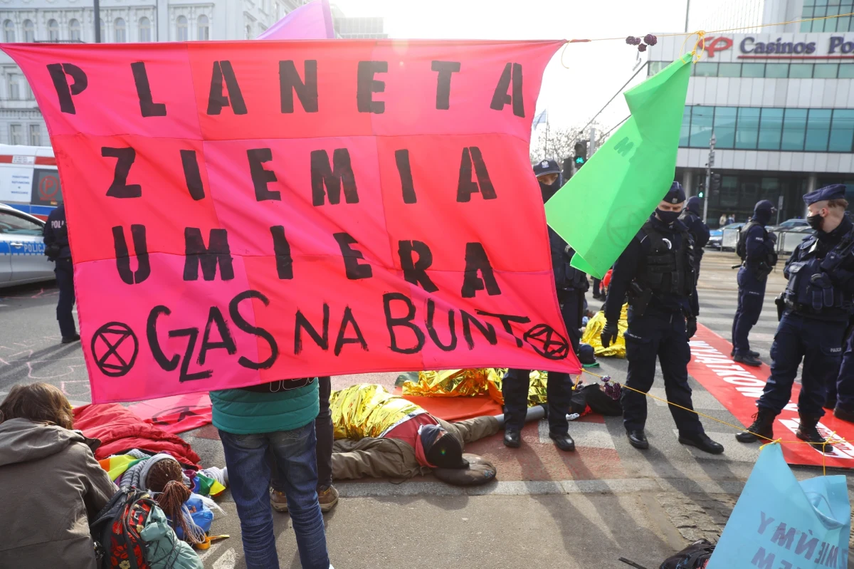 Grupa kilkunastu aktywistów protestujących przeciwko katastrofie klimatycznej blokuje skrzyżowanie Emilii Plater i Al. Jerozolimskich w Warszawie. Występują utrudnienia w ruchu. Na miejscu są policjanci.