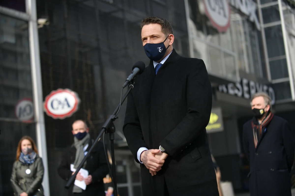 ​Doszło do tajnego spotkania Rafała Trzaskowskiego z Robertem Biedroniem. Politycy mieli dyskutować o wspólnym centrowo-lewicowym projekcie bez udziału konserwatystów z Platformy Obywatelskiej - podaje "Super Express", powołując się na nieoficjalne informacje.