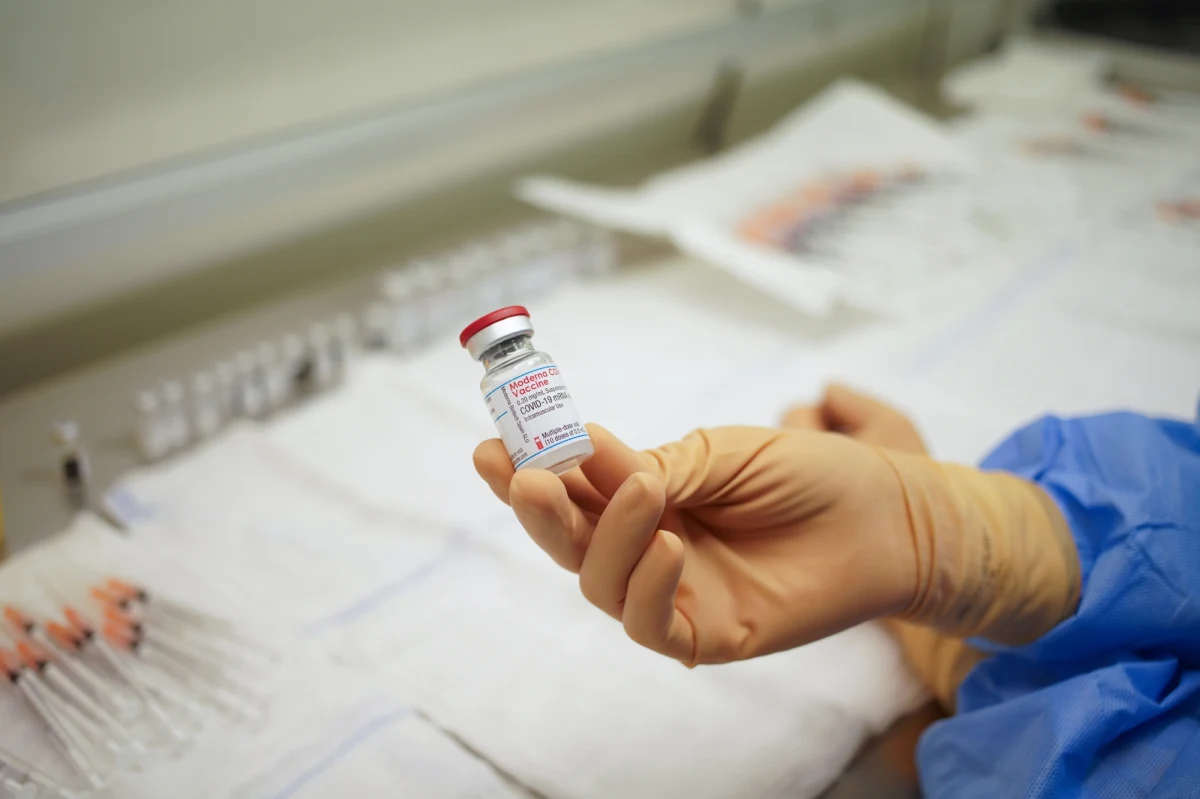 Seniorzy od 65. do 69. roku życia będą w najbliższym czasie szczepieni preparatem firmy AstraZeneca - poinformował na konferencji prasowej rzecznik Ministerstwa Zdrowia, Wojciech Andrusiewicz. Dodał, że ta zmiana wynika z najnowszej rekomendacji Rady Medycznej przy premierze.