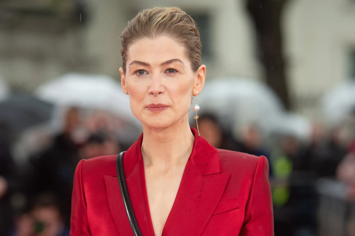 ​Brytyjska aktorka Rosamund Pike skarży się na chwyty marketingowe filmowców. Na plakacie jej najnowszego filmu powiększono jej piersi. Jak donosi nasz korespondent Bogdan Frymorgen, protest ten wpisuje się w szerszą dyskusje na temat kultu ludzkiego ciała i zabiegów, które zmieniają rzeczywistość w świat wirtualny. 