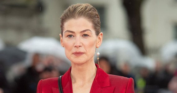 ​Brytyjska aktorka Rosamund Pike skarży się na chwyty marketingowe filmowców. Na plakacie jej najnowszego filmu powiększono jej piersi. Jak donosi nasz korespondent Bogdan Frymorgen, protest ten wpisuje się w szerszą dyskusje na temat kultu ludzkiego ciała i zabiegów, które zmieniają rzeczywistość w świat wirtualny. 