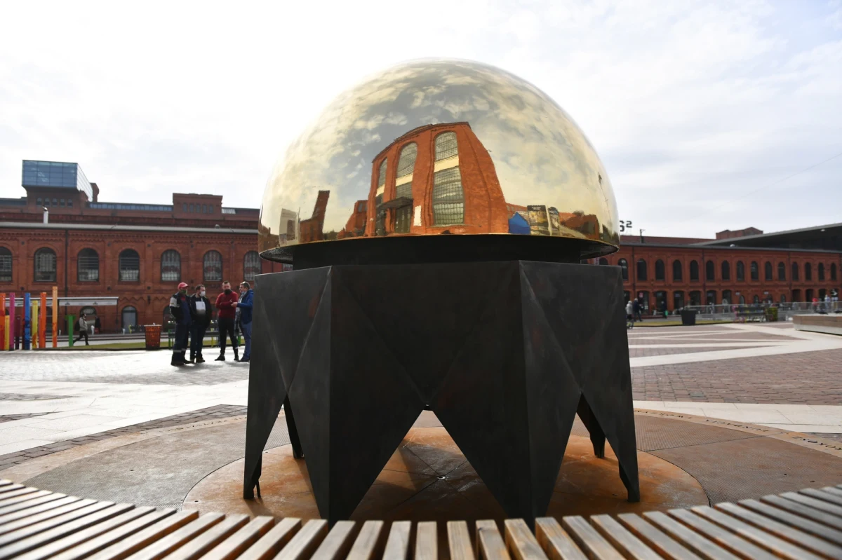 ​Na rynku łódzkiej Manufaktury stanęła Kapsuła Czasu. Rzeźba przyjechała do Łodzi z Krakowa, a jej następnym przystankiem będzie Warszawa. Kapusła jest inspirowana hejnalicą Kościoła Mariackiego.