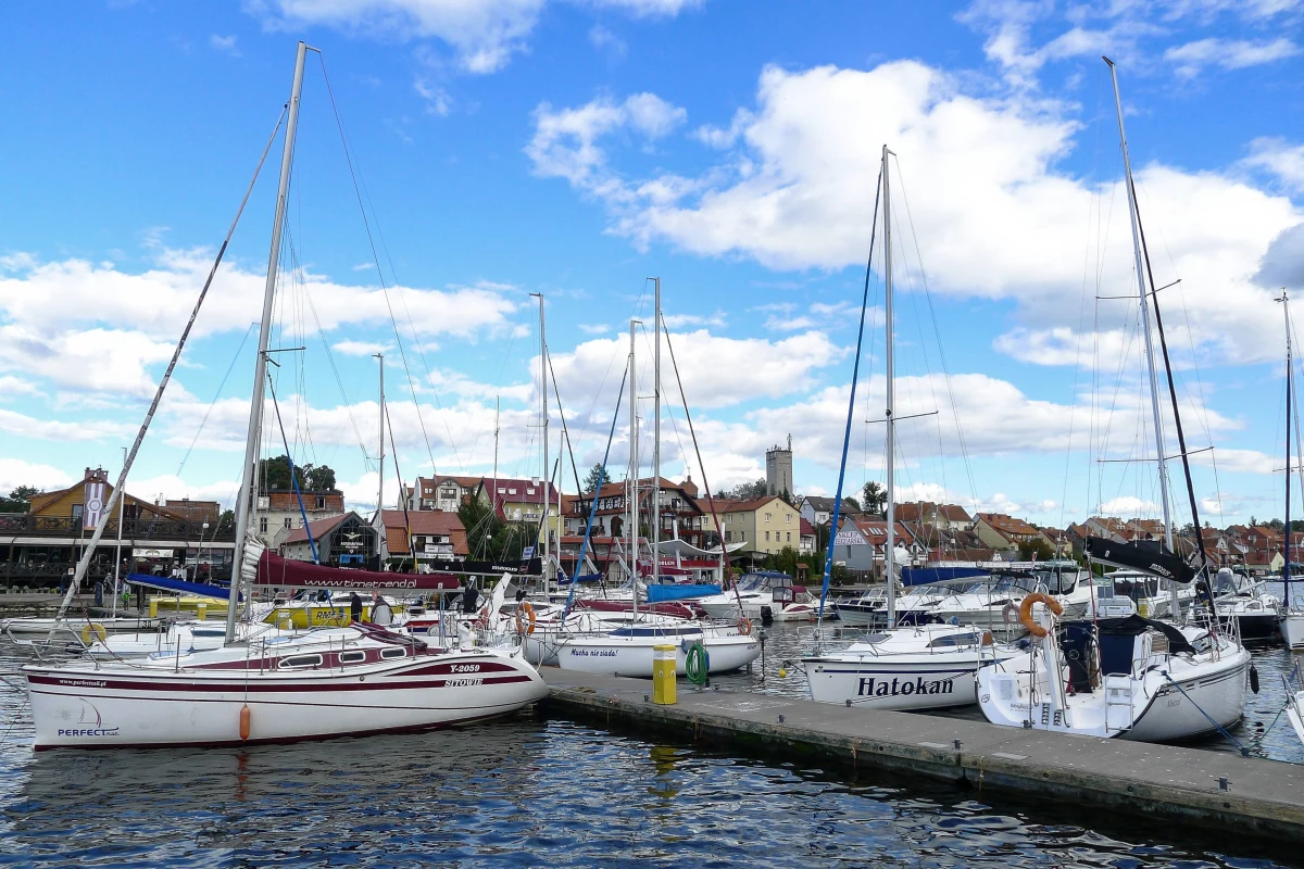 „Prosimy, żeby podmioty gospodarcze w całej Polsce były traktowane na równych zasadach. Nie chcemy się z rządem spierać, o nic kłócić, ani iść z kosami do Warszawy. Sytuacja wygląda w sposób następujący: jak górale tupnęli to się rząd przestraszył i specjalne ulgi oraz dofinansowania zastosował. Dlaczego my nie jesteśmy brani pod uwagę na takich samych zasadach, jak gminy górskie?” – pytał w Popołudniowej rozmowie w RMF FM Piotr Jakubowski. „To nie chodzi o to, żeby tupać nogą czy zwoływać pospolite ruszenie. Jesteśmy na takim etapie, że wszyscy powinni zrozumieć sytuację, w jakiej znalazły się podmioty w całej Polsce zajmujące się turystyką” - dodał burmistrz Mikołajek. 
