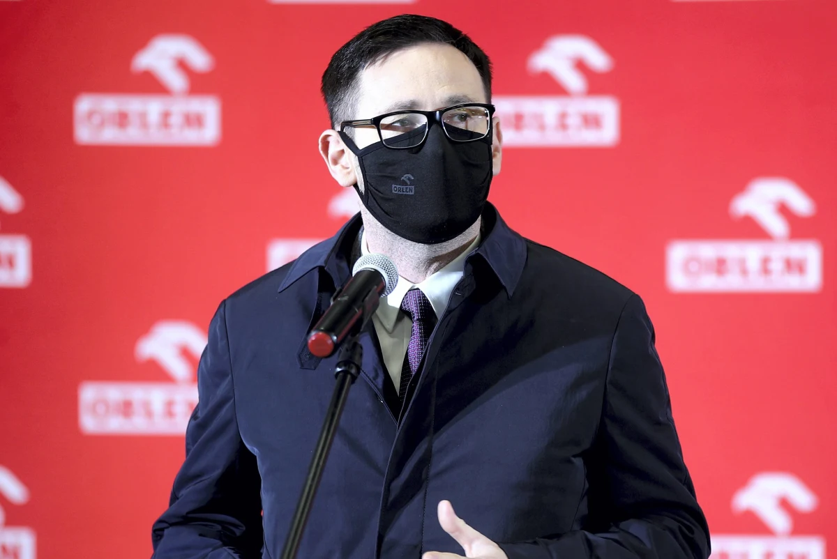 "Nie ma żadnych przesłanek do tego, żeby prezes PKN Orlen Daniel Obajtek miał ustąpić ze stanowiska." Tak rzecznik rządu skomentował w Sejmie artykuł „Gazety Wyborczej”. Dziennikarze opublikowali taśmy z 2009 roku, na których obecny prezes Orlenu wydaje polecenia pracownikowi TT Plast i przekonują, że Daniel Obajtek będąc wójtem Pcimia kierował z tylnego siedzenia spółką, choć nie mógł tego robić jako samorządowiec. Orlen zamieszcza oświadczenie, w którym stwierdza, że artykuł zawiera nieprawdziwe informacje. Z kolei opozycja składa wniosek do prokuratury w sprawie majątku szefa państwowego koncernu.