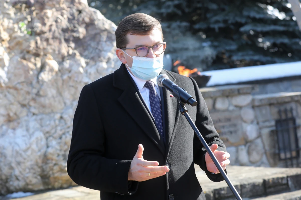 "​Sytuacja robi się coraz poważniejsza, dlatego będzie więcej łożek covidowych" - mówi wojewoda małopolski Łukasz Kmita. Jak dodaje, ze względu na sytuację, przedłużone zostaną także umowy dotyczace funkcjonowania szpitali tymczasowych.