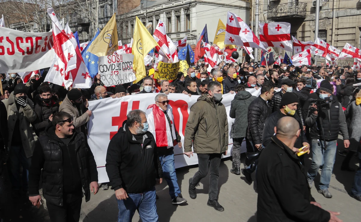 Tysiące osób zebrało się w piątek przed gmachem parlamentu w stolicy Gruzji Tbilisi, żeby protestować przeciwko aresztowaniu lidera opozycji Nika Melii. Demonstranci domagali się też rozpisania wcześniejszych wyborów parlamentarnych.