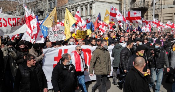 Tysiące osób zebrało się w piątek przed gmachem parlamentu w stolicy Gruzji Tbilisi, żeby protestować przeciwko aresztowaniu lidera opozycji Nika Melii. Demonstranci domagali się też rozpisania wcześniejszych wyborów parlamentarnych.