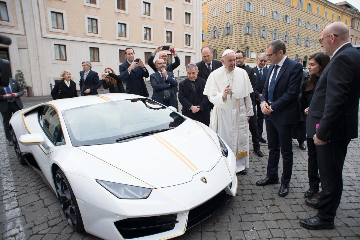Dochód ze sprzedaży lamborghini huracan, sprezentowanego w 2017 roku papieżowi Franciszkowi, wsparł chrześcijan w Iraku. Poinformowano o tym na kilka dni przed historyczną papieską podróżą do tego kraju.