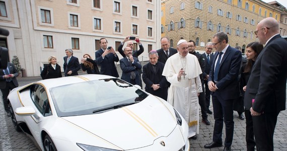 Dochód ze sprzedaży lamborghini huracan, sprezentowanego w 2017 roku papieżowi Franciszkowi, wsparł chrześcijan w Iraku. Poinformowano o tym na kilka dni przed historyczną papieską podróżą do tego kraju.