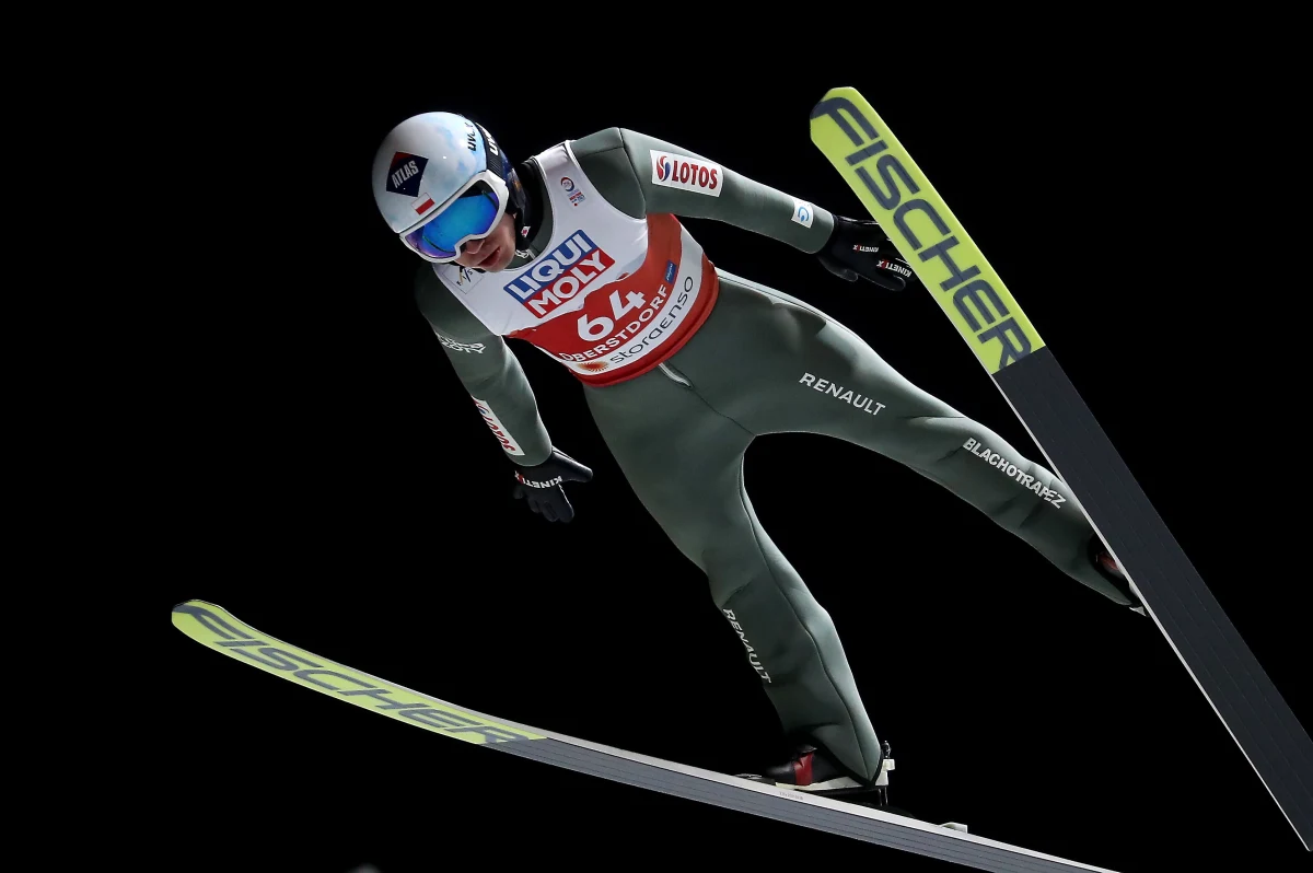 Pięciu polskich skoczków powalczy dzisiaj w mistrzostwach świata na normalnej skoczni w niemieckim Oberstdorfie. Zadanie przed nimi niełatwe: by móc nawiązać rywalizację z Norwegiem Halvorem Egnerem Granerudem, który wydaje się bezkonkurencyjny, biało-czerwoni muszą postarać się o skoki idealne.